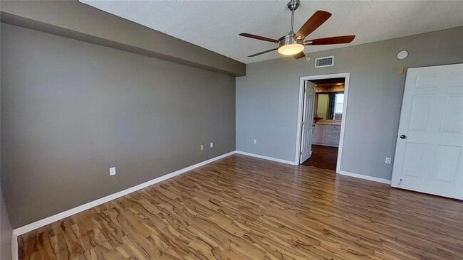 Building Photo - 6495 Shoreline Dr