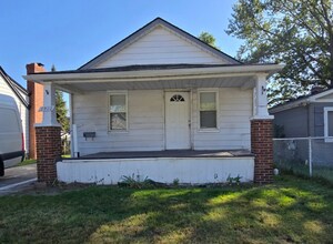 Building Photo - Cute 2 bed 1 bath 1 car garage
