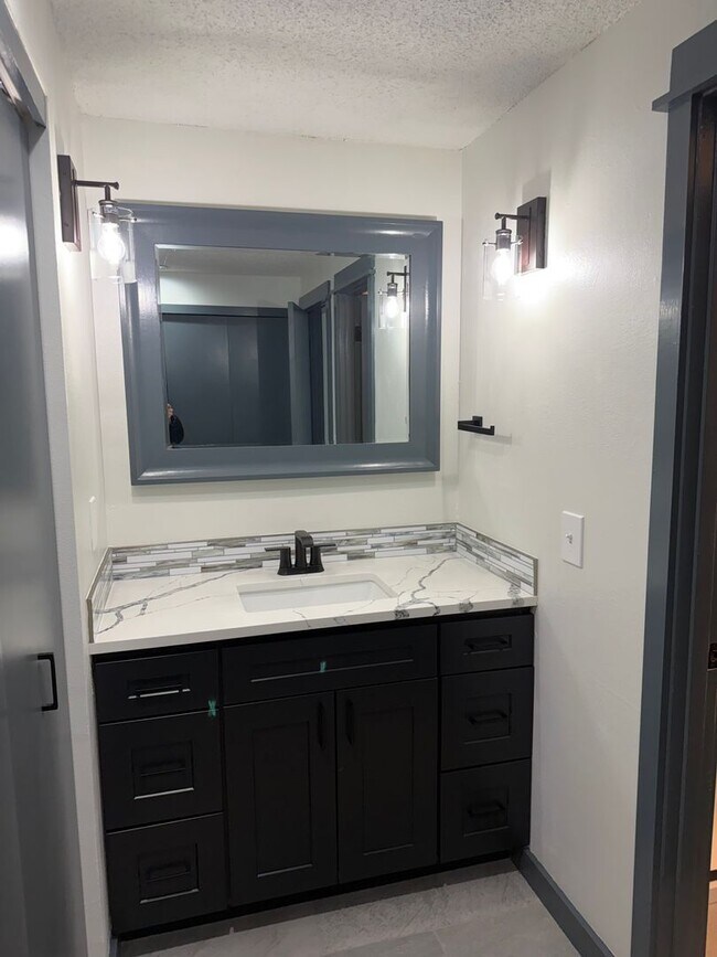 Building Photo - Beautifully updated 3 bedroom, 2 bath house in Eugene!