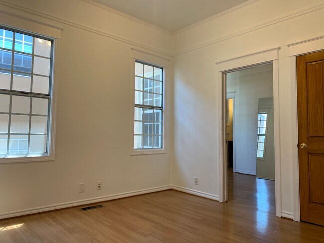 Building Photo - Charming Vintage Two-Bedroom Bungalow with Dining Room & Office