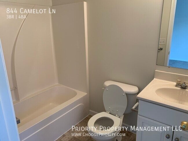 Building Photo - 844 Camelot Ln