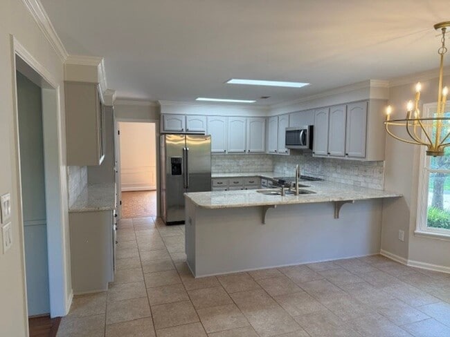 Building Photo - Beautiful 4 Bed 2.5 Bath Available Now!