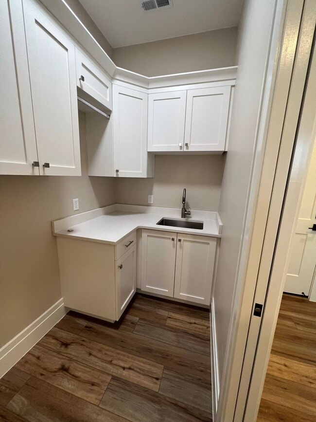 Building Photo - Beautiful 4 Bedroom, 4 Bathroom Home in Th...