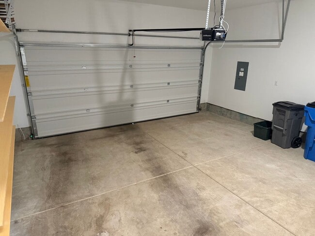 Building Photo - Goregous 2 Bedroom Townhome with 2 Car Gar...