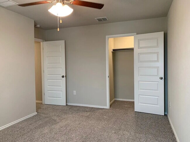 Building Photo - 271 Kinsley Wy