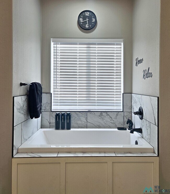 Building Photo - 510 W Dallas Ave