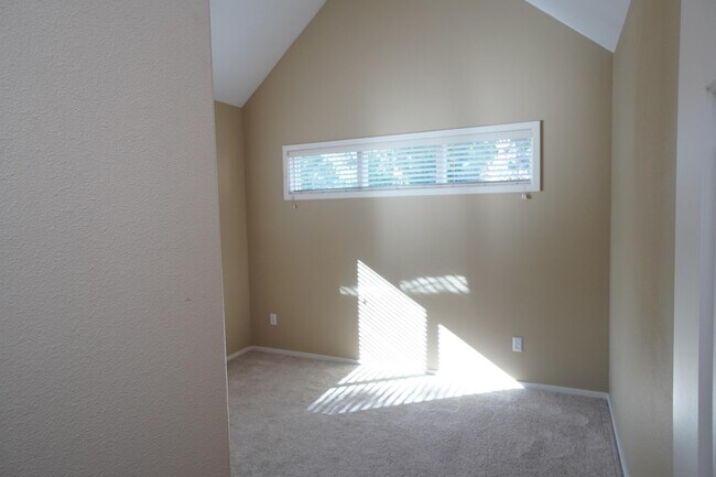 Building Photo - 1394 E Holly St