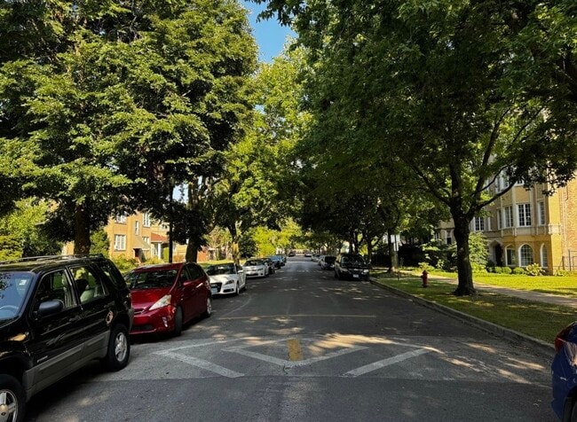 Building Photo - 725 Brummel St