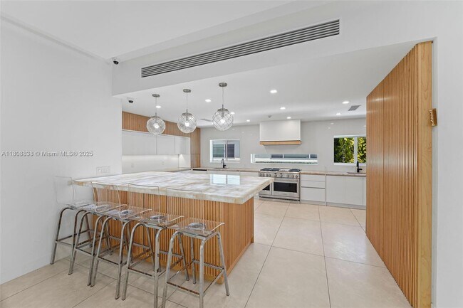 Building Photo - 3748 Prairie Ave