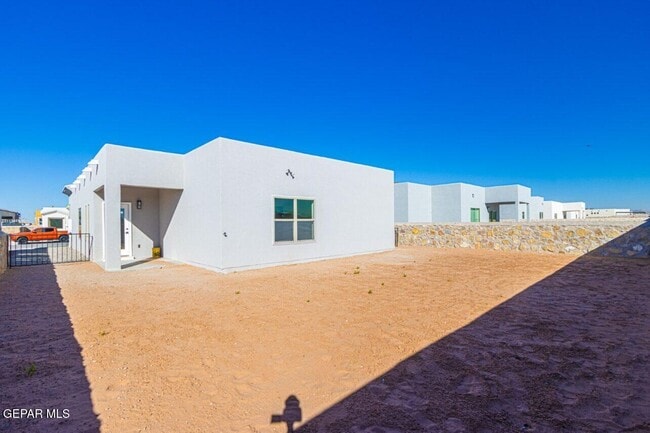 Building Photo - 500 E San Antonio Ave