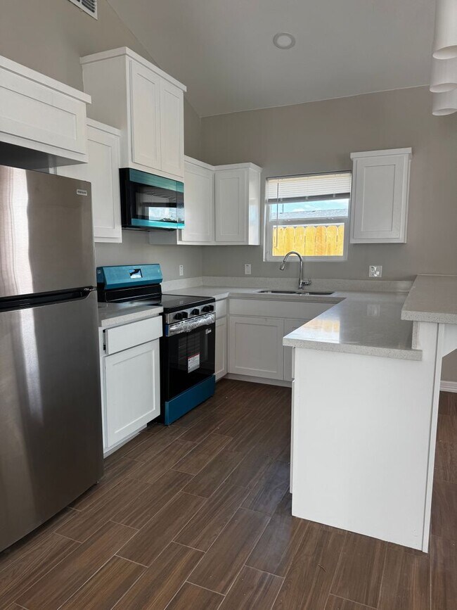 Building Photo - 705 Sparrow Rd