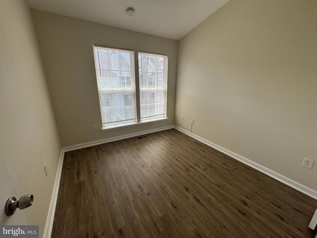 Building Photo - 6007 Rose Bay Dr