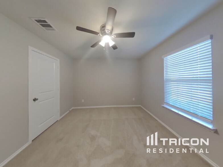 Building Photo - 2514 Henley Dr