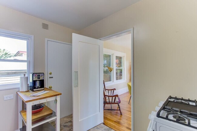 Building Photo - 2243 Woolsey St