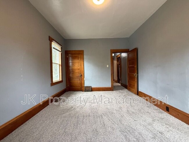 Building Photo - 609 6th Ave N