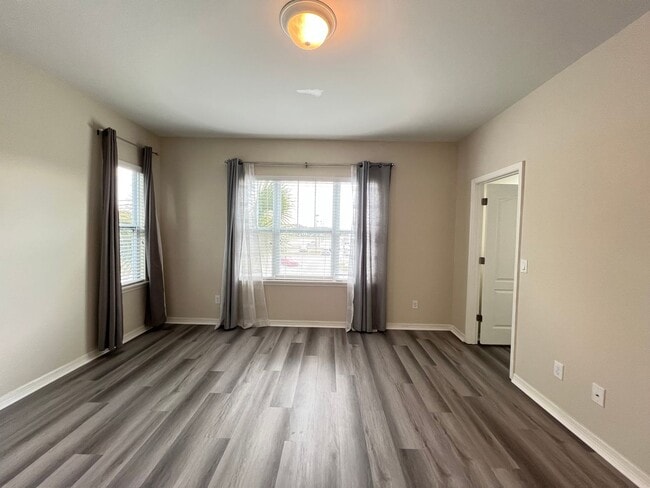 Building Photo - Beautiful Townhouse at Windermere availabl...