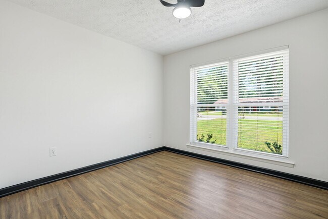 Building Photo - 703 Pineview Ct