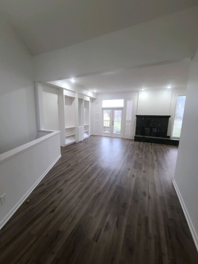 Building Photo - 3/2.5/2 with 2 Living Areas on Crossing Creeks Country Club