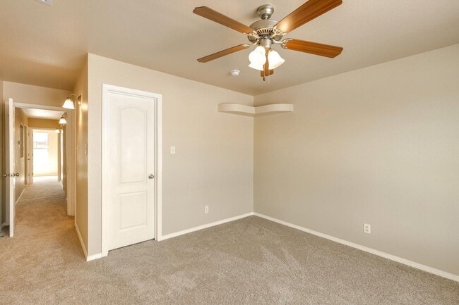 Building Photo - East El Paso 3 bed Refrig A/C next to Park!