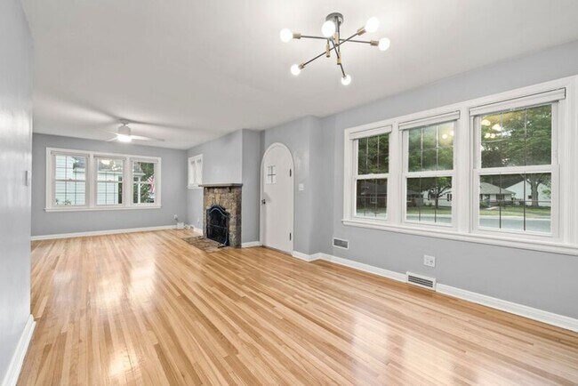 Building Photo - 304 E Schreyer Pl