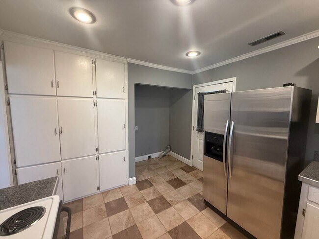 Building Photo - 108 A-B Scott Ave