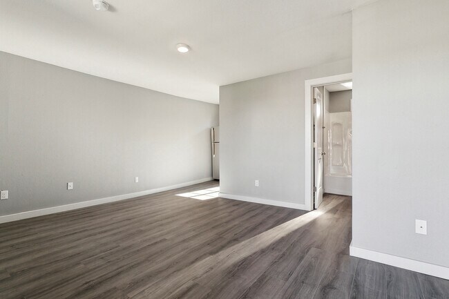 Building Photo - Charming Studio with Laundry on Site - Water and GAS included in rent