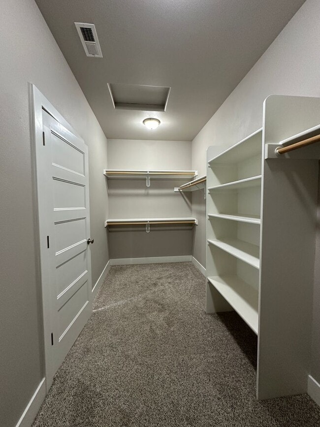 Building Photo - Centrally Located in Kennewick!