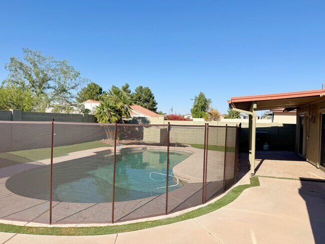 Building Photo - Spacious 4 Bedroom Pool Home in Quiet Cul De Sac
