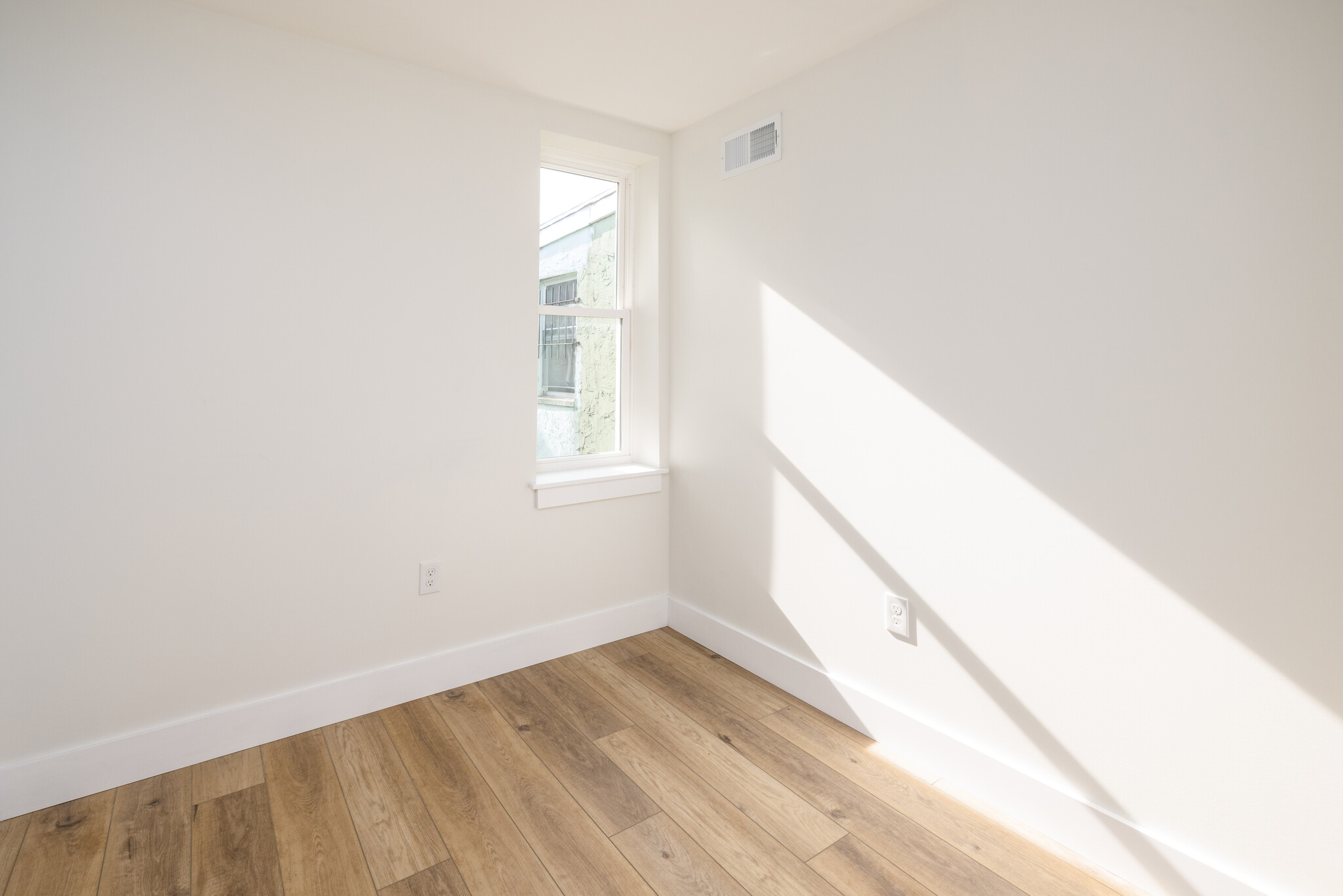 Middle Bedroom/Den/Office, 2nd Floor, ( 10' X 9') - 1810 Tasker St