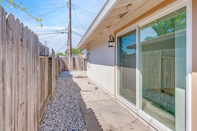 Building Photo - Updated Orangevale Duplex with Private Yard and Garage!