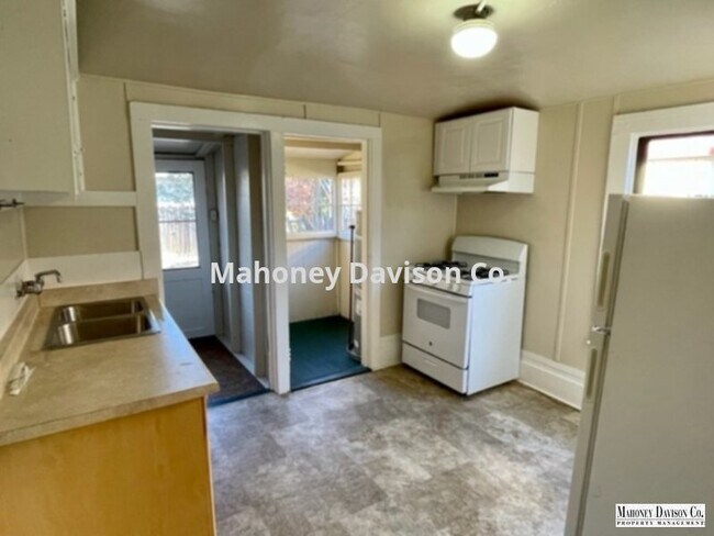 Building Photo - Westside duplex 1 bdrm + den/1 bath, insid...