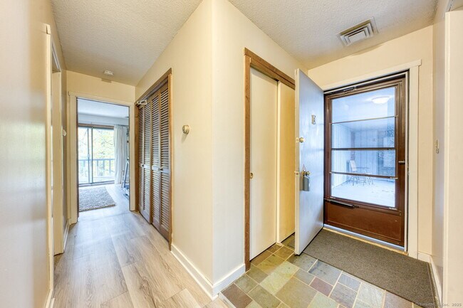 Building Photo - 10 Deepwood Dr