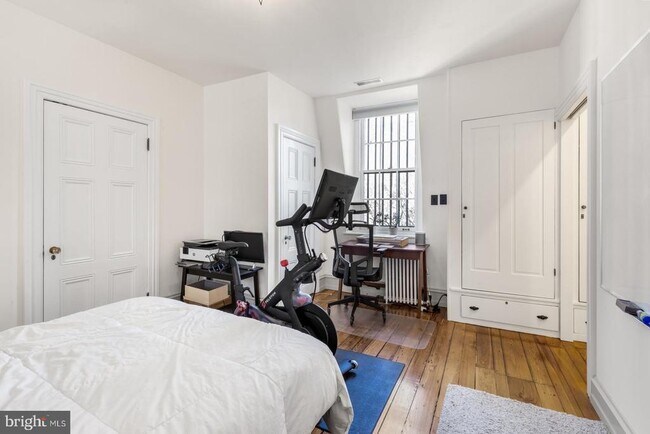 Building Photo - 323 S 17th St