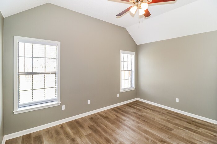 Building Photo - 5858 Rensslaer Dr