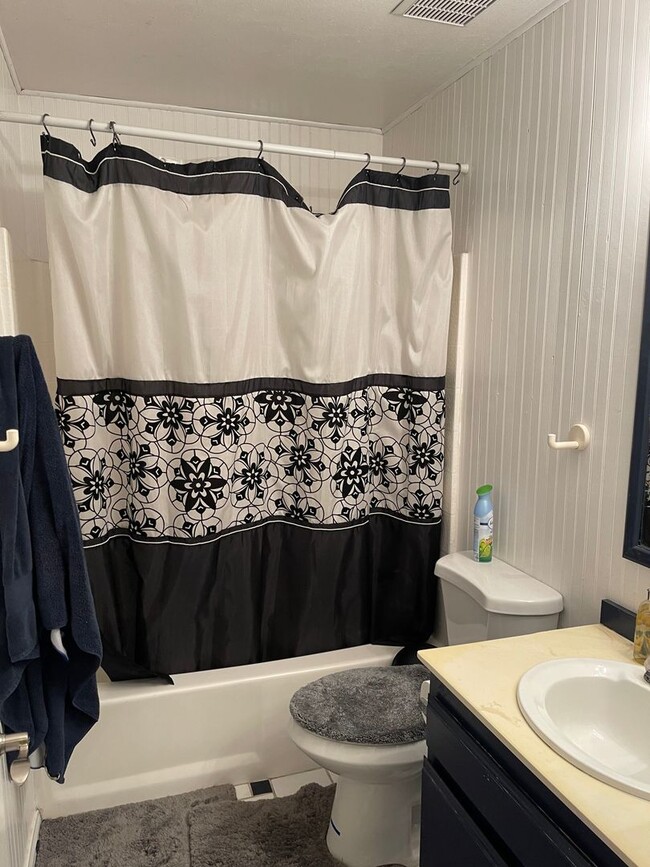 Building Photo - Updated 2 Bedroom, 2.5 Bath Condo Includes 1 Car Garage, 2 parking spots & Washer/ Dryer