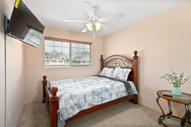 Building Photo - Welcome to this bright and inviting 3 bedroom