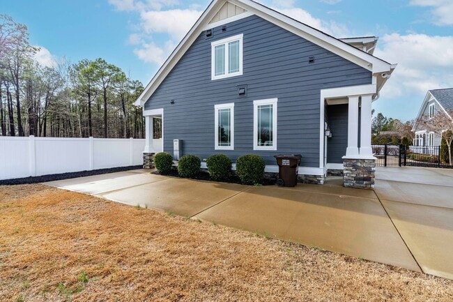 Building Photo - Studio Garage Apartment