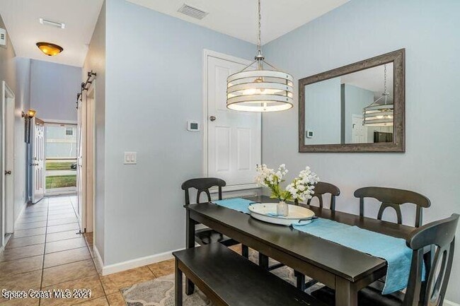 Building Photo - 2545 Revolution St