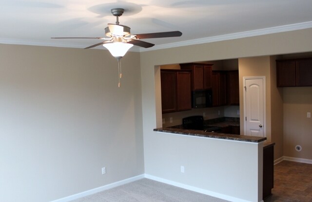 Building Photo - 3 Bedroom, 2.5 Bath Townhouse in Wake Fore...