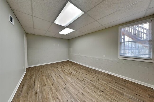 Building Photo - 351 Robin Hood Dr