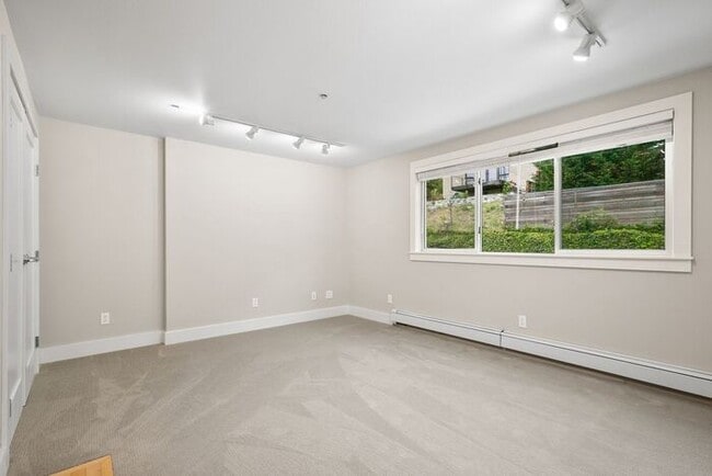 Building Photo - Fabulous Urban Retreat Condo in Celebrated...