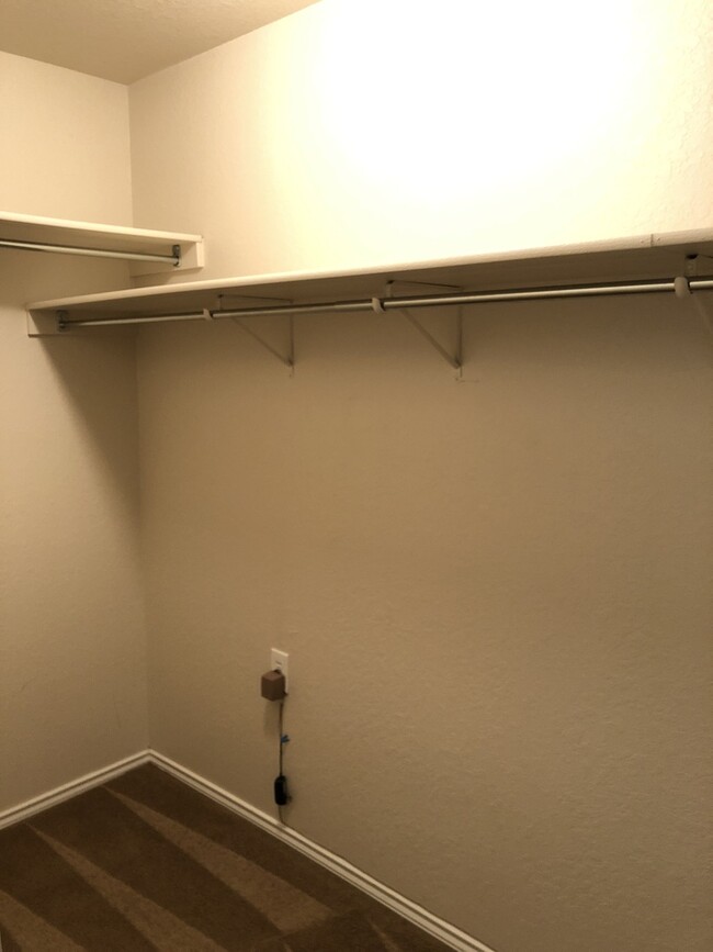 Building Photo - SPACIOUS 3 BEDROOM FEATURING 2 LIVING AREA...