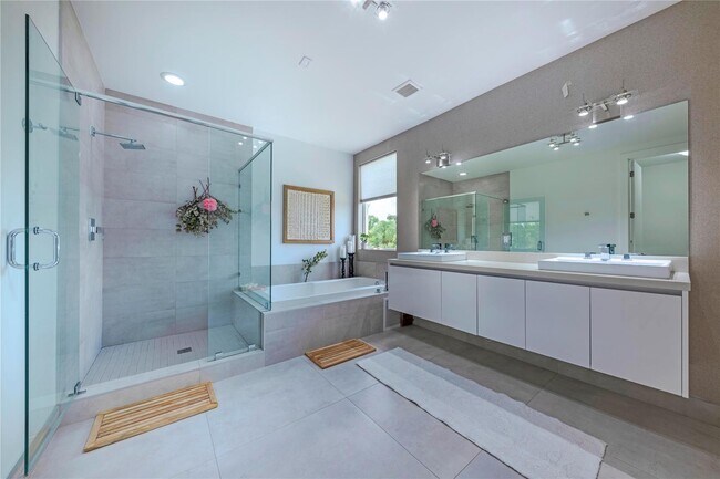 Building Photo - 7515 NW 99th Ave