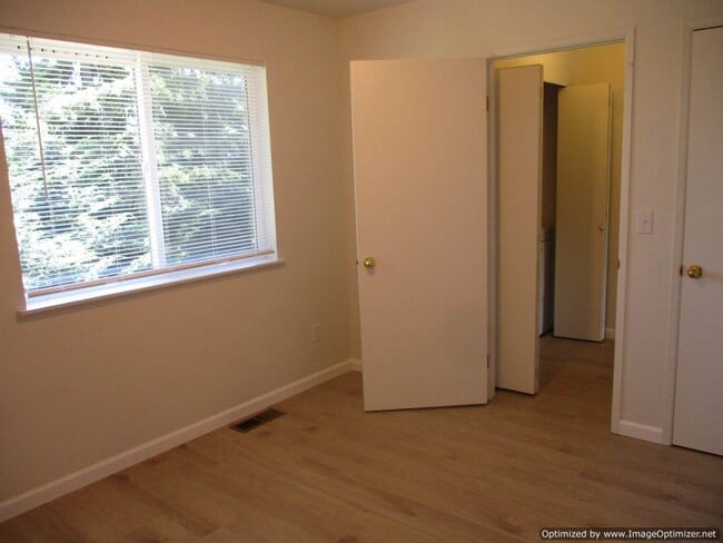 Building Photo - 2 Bedroom, 1.5 Bathroom Townhouse in Port ...