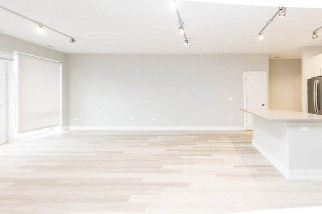 Building Photo - 1554 N Talman Ave