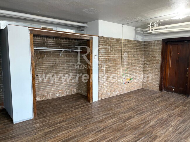 Building Photo - 210-148 Walnut-