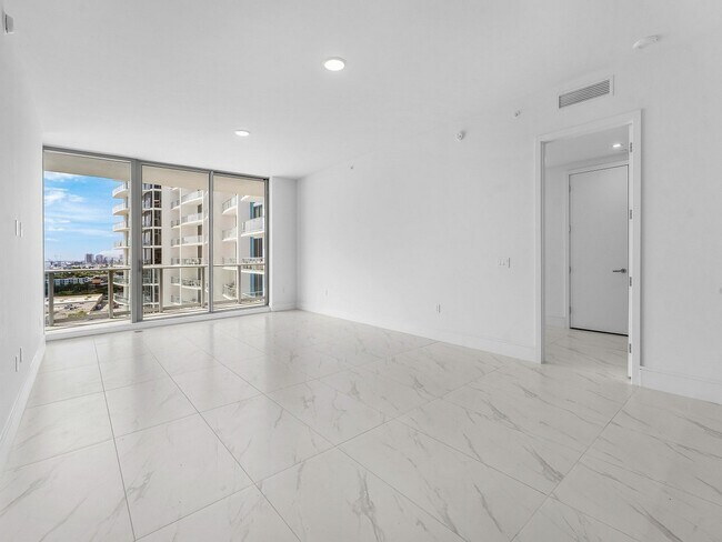 Building Photo - 220 Lake Shore Dr