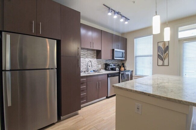 Building Photo - 1957 Fountain View Dr