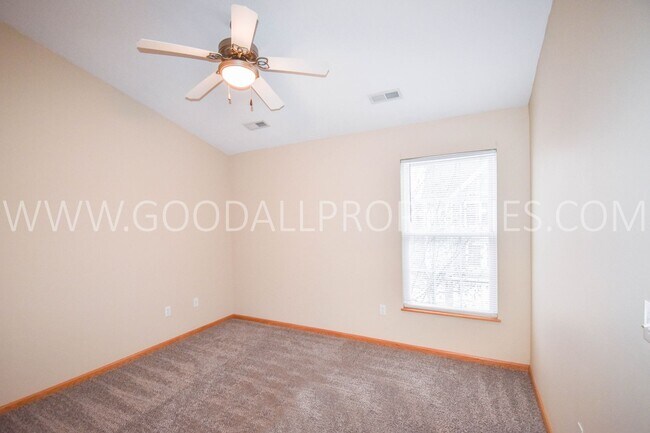 Building Photo - 2 Bedroom, 2 1/2 Bath Townhome in Urbandale