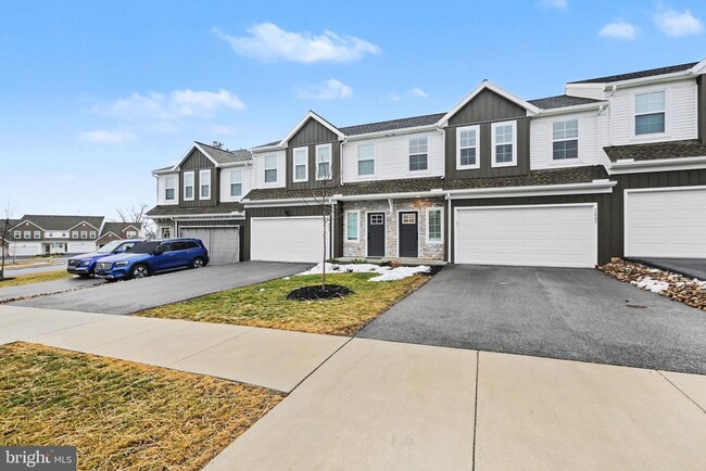 Building Photo - 7867 Oakbrook Dr